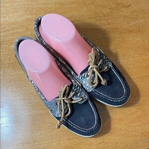 Sperry Firefish Navy Boat Shoes with Tan Laces and Patterned Trim. Size 8